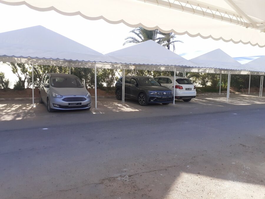 Toile tendue blanche parking hôtel Djerba